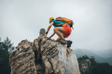 başarılı kadın hiker dağın hiking