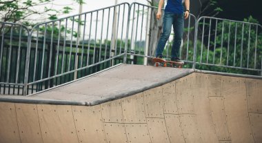 Kaykaycı skatepark rampa üzerinde görüntü kırpılmış