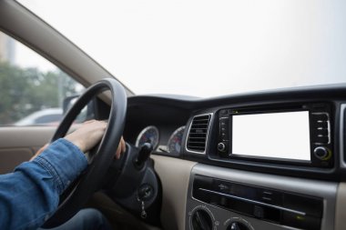 Şehirde araba tekerleği ellerde