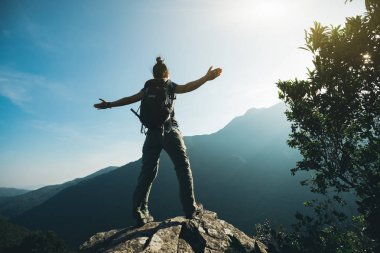 gündoğumu dağın tepesinde uzanmış kollarıyla başarılı fiyatı