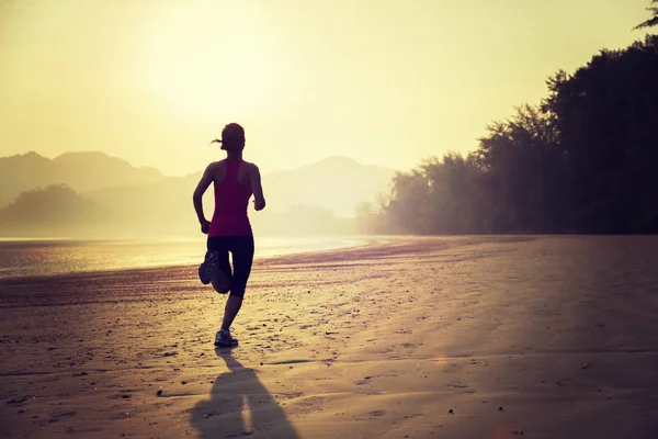 Stile Vita Sano Donna Che Corre Sulla Spiaggia All Alba — Foto Stock