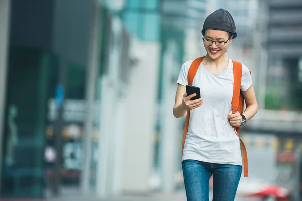 Mujer Joven Caminando Con Smartphone Ciudad Moderna —  Fotos de Stock