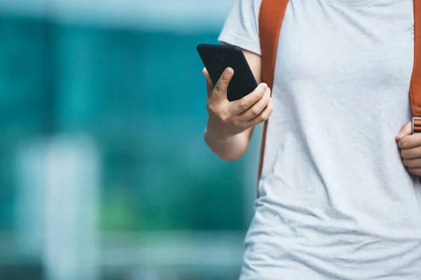 Junge Frau Läuft Mit Smartphone Durch Moderne Stadt — Stockfoto