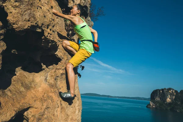 Female Rock Climber Climbing Seaside Cliff — Stock Photo, Image