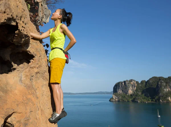 Arrampicatrice Femminile Arrampicata Sulla Scogliera Sul Mare — Foto Stock