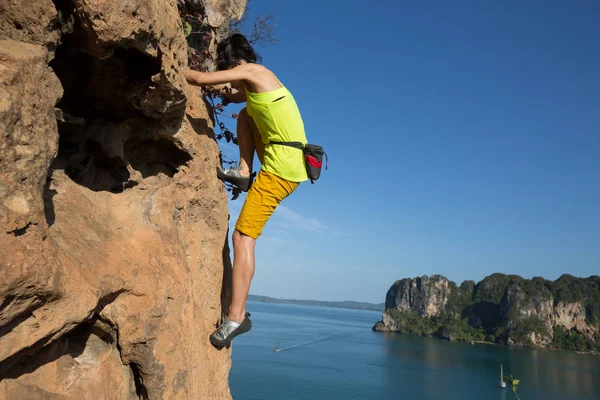 Female Rock Climber Climbing Seaside Cliff — Stock Photo, Image