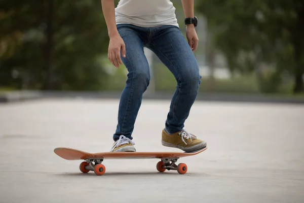 Oříznout Obrázek Skateboardista Sakteboarding Parkovišti — Stock fotografie