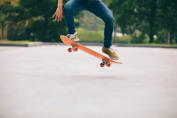 Imagen Recortada Skateboarder Sakteboarding Estacionamiento — Foto de Stock