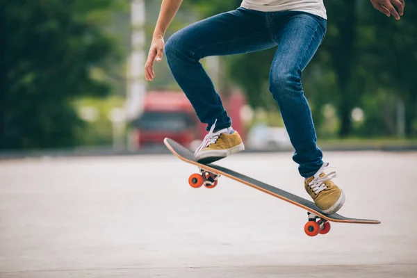 Imagem Cortada Skate Sakteboarding Estacionamento — Fotografia de Stock