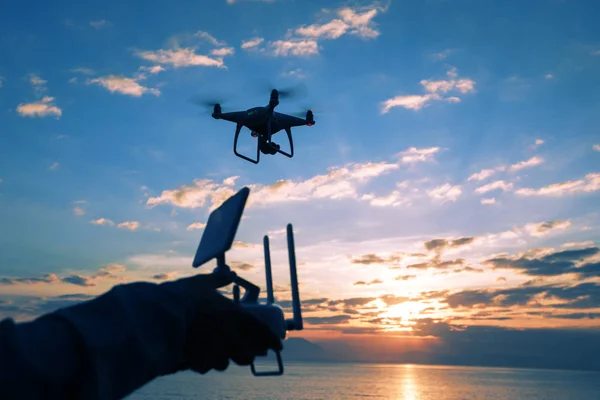 Silhouette Távirányító Egy Repülő Drón Amely Fotózza Napfelkelte Tenger — Stock Fotó