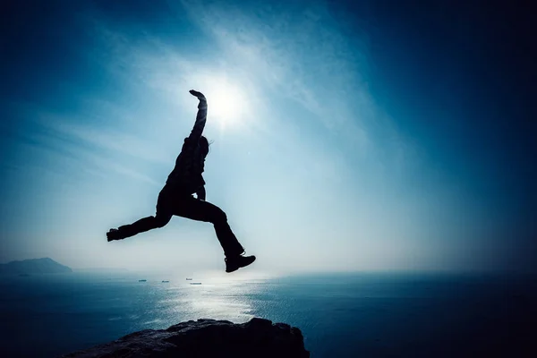 Турист Прыгает Краю Скалы Восходе Солнца — стоковое фото
