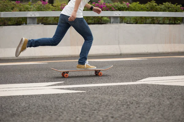 Περικομμένη Εικόνα Του Skateboarder Sakteboarding Στον Αυτοκινητόδρομο — Φωτογραφία Αρχείου