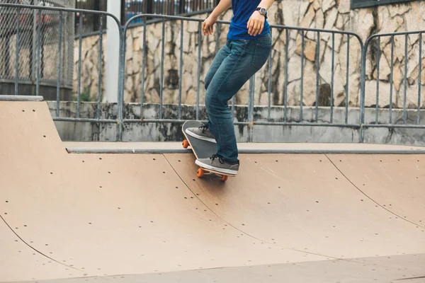 Image Recadrée Skateboarder Sur Rampe Skatepark — Photo