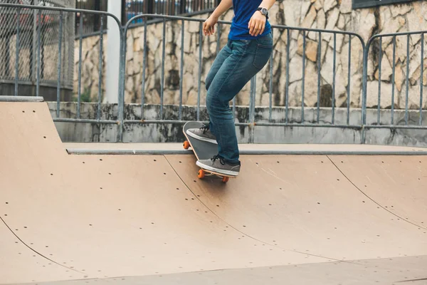 Bijgesneden Afbeelding Van Skateboarder Skatepark Helling — Stockfoto