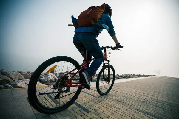 Radfahrer Mit Mountainbike Der Sonnenaufgangsküste — Stockfoto