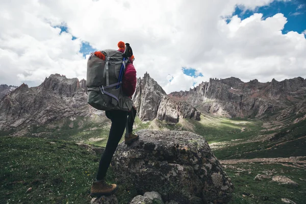 Mujer Excursionista Con Mochila Senderismo Cima Montaña Gran Altitud —  Fotos de Stock