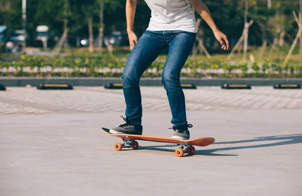 Image Recadrée Skateboarder Sakteboarding Sur Parking — Photo