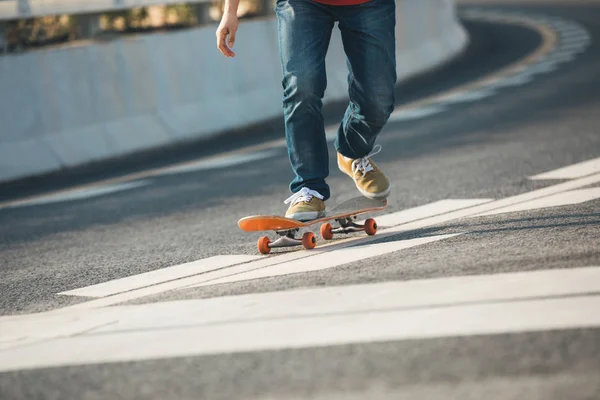 Beskuren Bild Skateboardåkare Sakteboarding Motorväg — Stockfoto