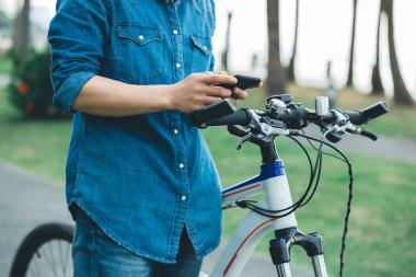 tropikal Park'taki bisiklet sürme sırasında cep telefonu kullanarak bisikletçi