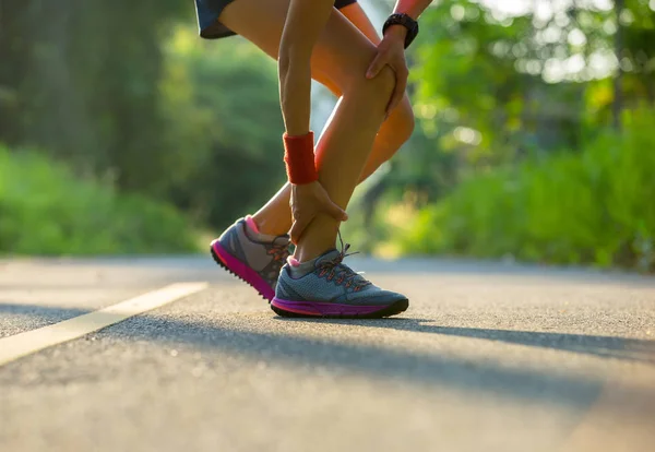 Woman Runner Got Sports Injury While Running Forest Trail — Stock Photo, Image