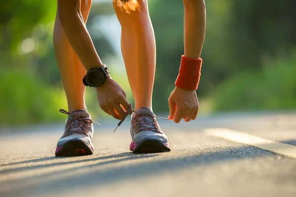 Mujer Corredor Atando Cordones Zapatos Antes Correr Por Sendero Del — Foto de Stock