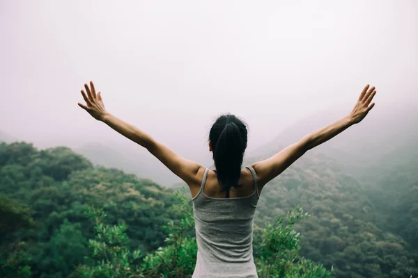 Young Woman Outstretched Arms Enjoying View Morning Mountain Valley — Stock Photo, Image