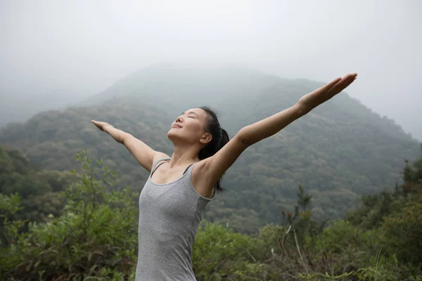 Femme Respirant Air Frais Sur Vallée Montagne Matin — Photo