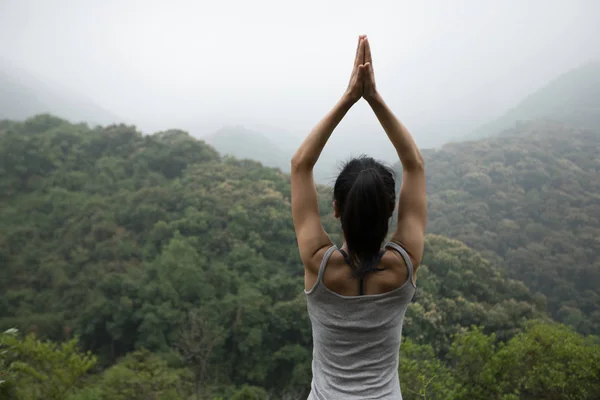 Femme Pratiquant Yoga Sur Sommet Montagne Printemps Brumeux — Photo