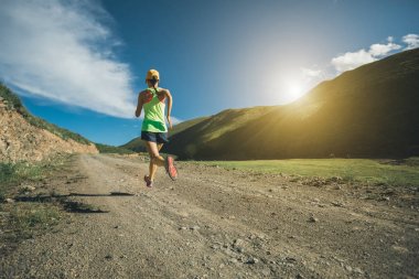 Spoorty genç kadın iz üzerinde çalışan