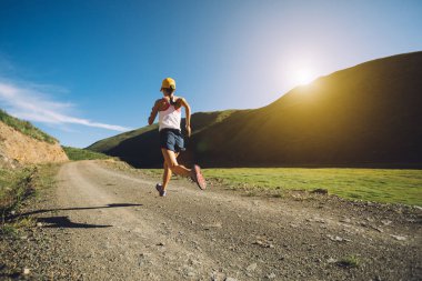 Spoorty genç kadın iz üzerinde çalışan