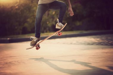 Kaykaycı sakteboarding otopark üzerinde inage kırpılmış