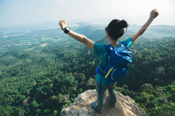 Succesvolle Vrouw Wandelaar Juichen Mountain Peak Cliff Rand — Stockfoto