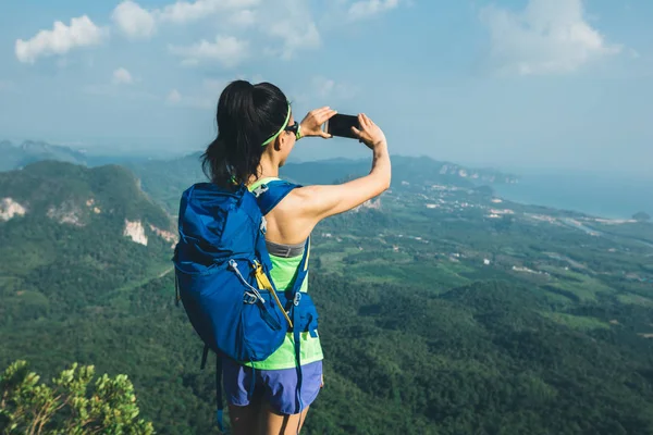 Young Woman Hiker Taking Photo Mobile Phone — Stock Photo, Image