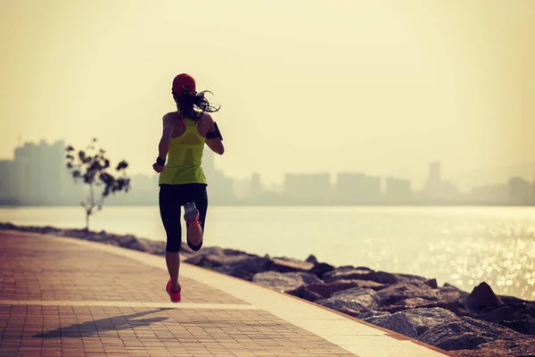 Sportliche Junge Fitness Frau Läuft Auf Sunrise Coast Trail — Stockfoto