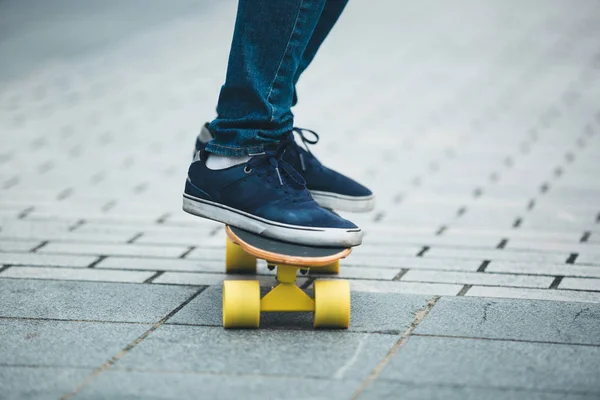 Bijgesneden Afbeelding Van Skateboarder Benen Beoefenen Stad Straat — Stockfoto