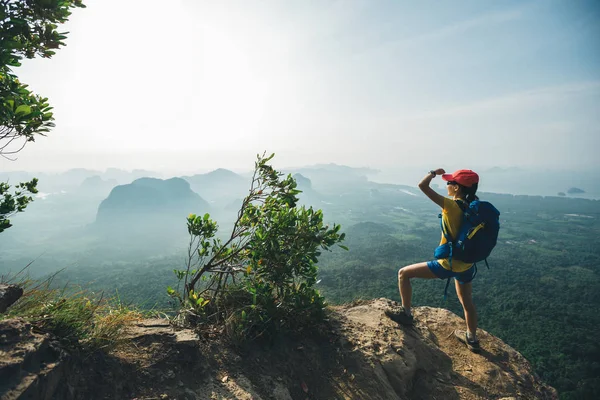 Exitosa Mujer Excursionista Pie Montaña Pico Acantilado Borde — Foto de Stock