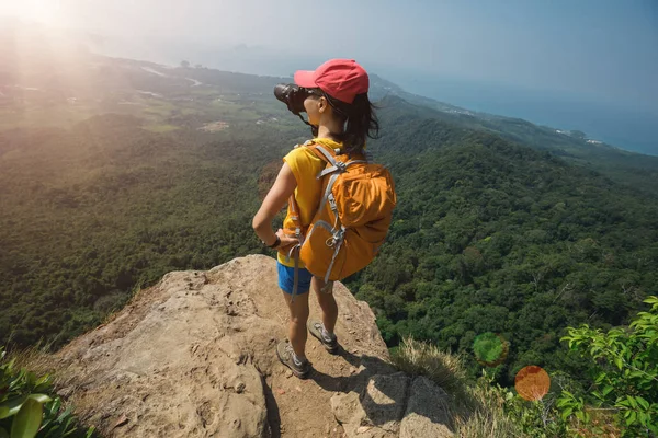 Exitosa Mujer Excursionista Pie Montaña Pico Acantilado Borde — Foto de Stock