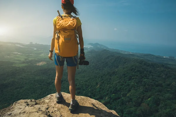 Mulher Bem Sucedida Caminhante Pico Montanha Borda Penhasco — Fotografia de Stock