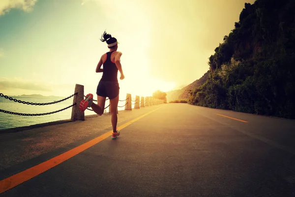 Sportliche Fitness Frau Läuft Auf Sonnenaufgangspfad Meer — Stockfoto