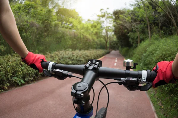 Ciclista Fêmea Montando Bicicleta Montanha Trilha Floresta — Fotografia de Stock