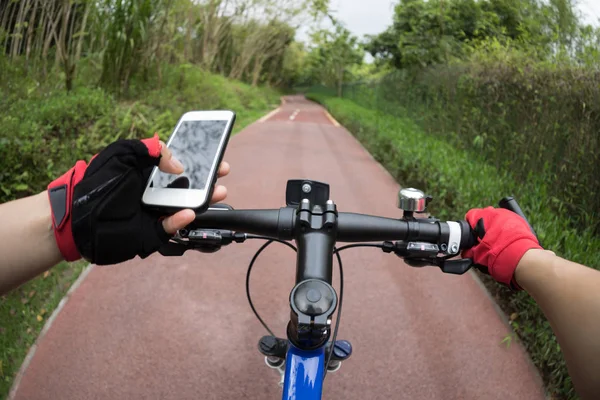 Radfahrerin Mit Mountainbike Auf Waldweg Unterwegs — Stockfoto