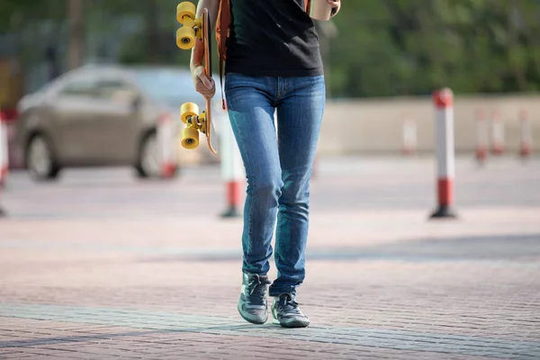 Mujer Caminando Con Monopatín Café Termo Taza Mano Calle Ciudad — Foto de Stock