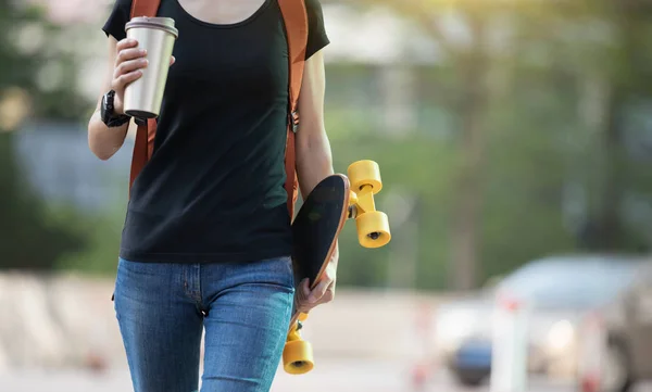 Γυναίκα Περπάτημα Skateboard Και Καφέ Κύπελλο Δρόμο Της Πόλης — Φωτογραφία Αρχείου