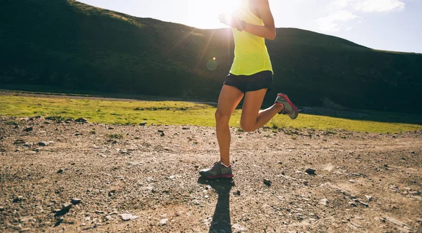 Mujer Joven Espeluznante Corriendo Por Sendero — Foto de Stock