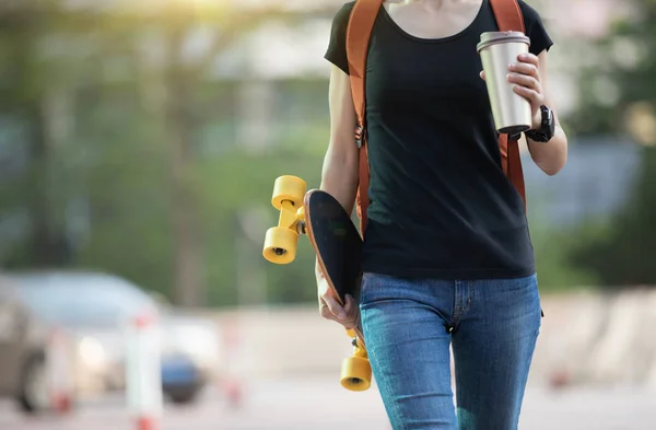 Frau Läuft Mit Skateboard Und Kaffeetasse Auf Stadtstraße — Stockfoto