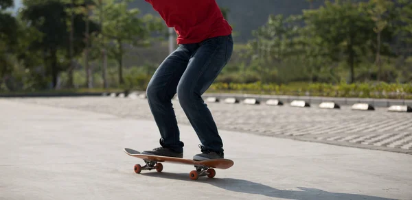 Oříznuté Vedoucí Skateboardista Sakteboarding Parkovišti — Stock fotografie