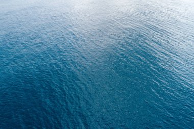 Su sıçratan dalgalı deniz yüzeyinin havadan görünüşü