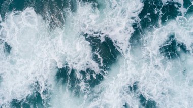 Su sıçratan dalgalı deniz yüzeyinin havadan görünüşü
