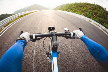 Otobanda bisiklet süren kadın bisikletçinin elleri