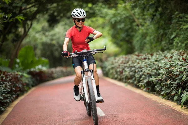 Radfahrerin Schaut Bei Sonnigem Wetter Auf Smartwatch — Stockfoto